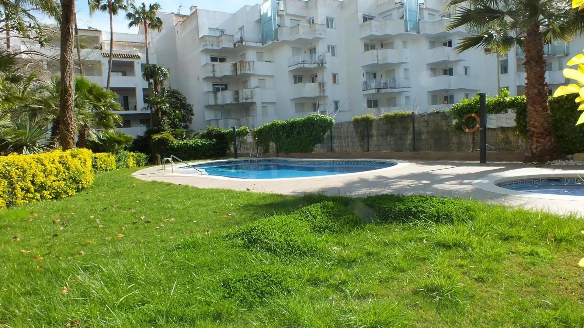 Apartamento En Planta Baja Con Piscina Comunitaria En Roses, Cerca De Playas Y Actividades - Es-204-47 contacts